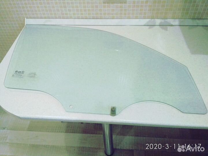 Переднее правое стекло хендай акцент2