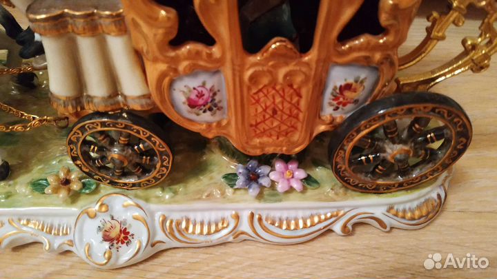 Статуэтка фарфоровая карета кружевница