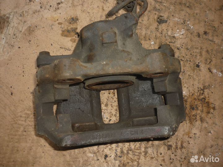 Суппорта передний правый Фольцваген Пассат Б3