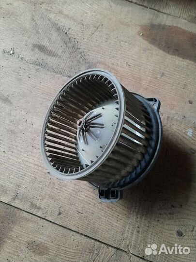 Моторчик отопителя carisma рест