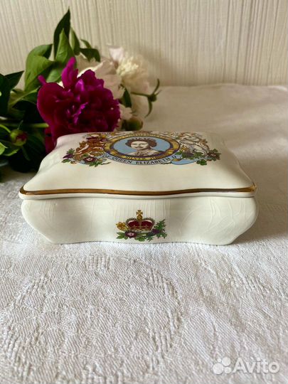 Антикварная шкатулка с Елизаветой II