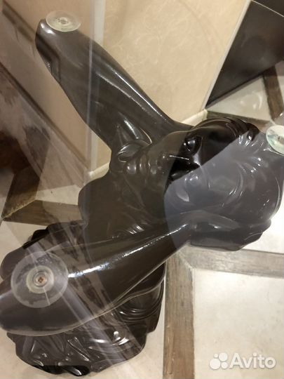 Подставка, столик со стеклом девушка