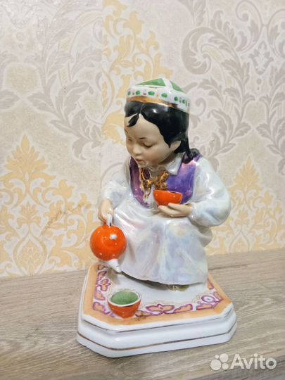 Фарфоровая статуэтка Дулево Маленькая хозяйка