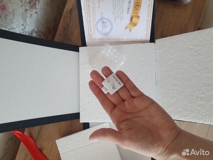 Роза в колбе живая, +подарочная коробка