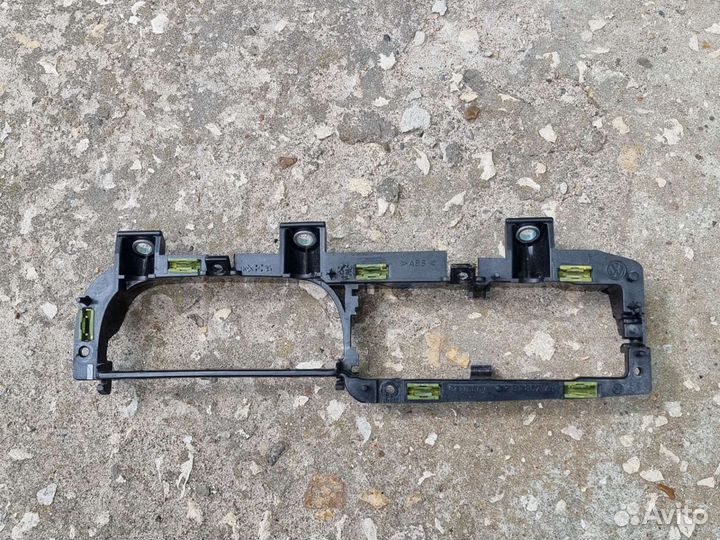 Кронштейн передней левой ручки Пассат Б-5+