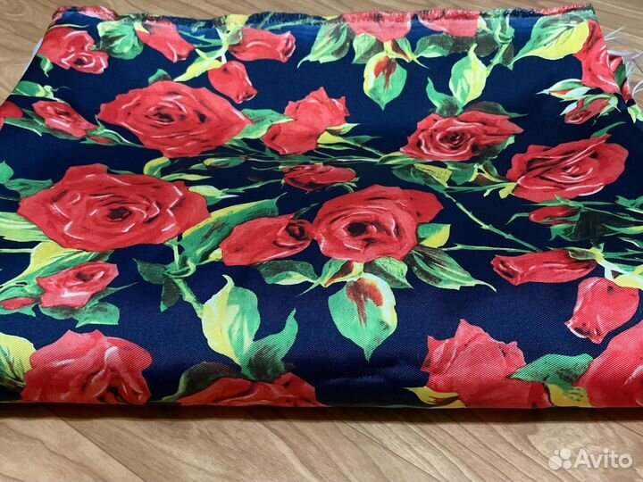 Большой отрез ткани тафта