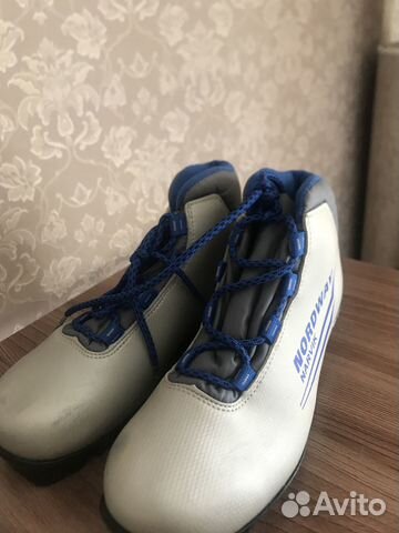 Лыжные ботинки и лыжи