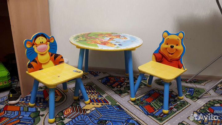 Детский столик и два стульчика