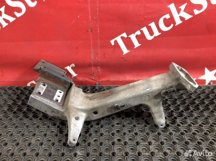 Кронштейн переднего бампера левый