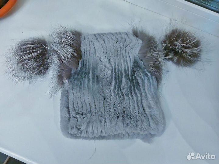 Шапка с ушками помпонами из вязаного кролика