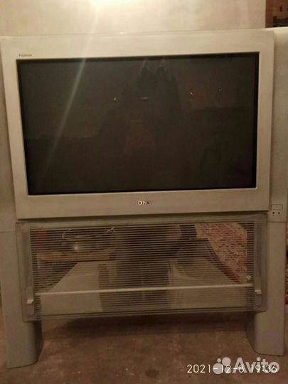 Телевизор Sony модель KV-32FX65E тумбочкой