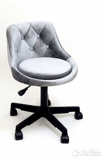 Стул мягкий на колесиках