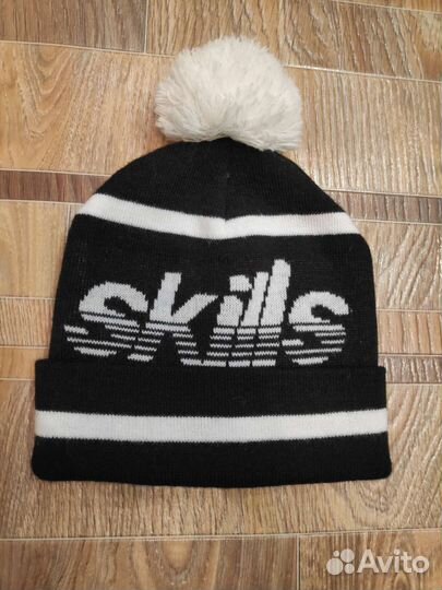 Шапка с помпоном skills