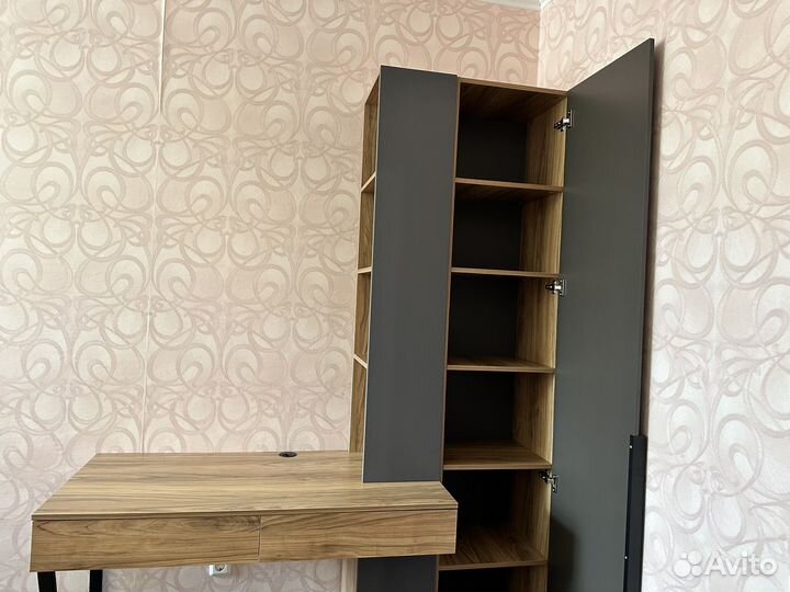 Шкаф и рабочий стол