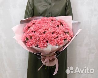 Букет из 35 розовых гвоздик в стильной упаковке