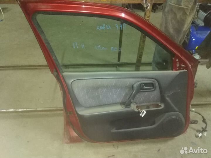 Передняя левая дверь Nissan Primera P11