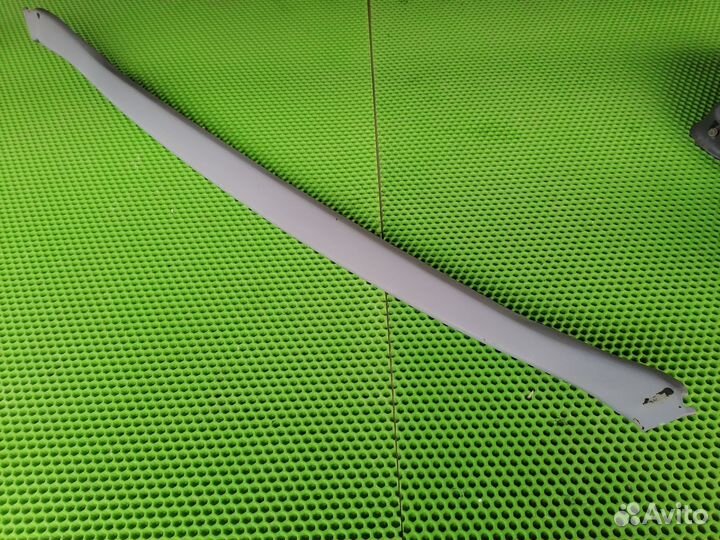 Обшивка крышки багажника Тойота Ипсум М10