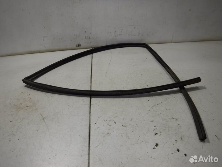 Уплотнитель стекла двери Toyota Corolla E12