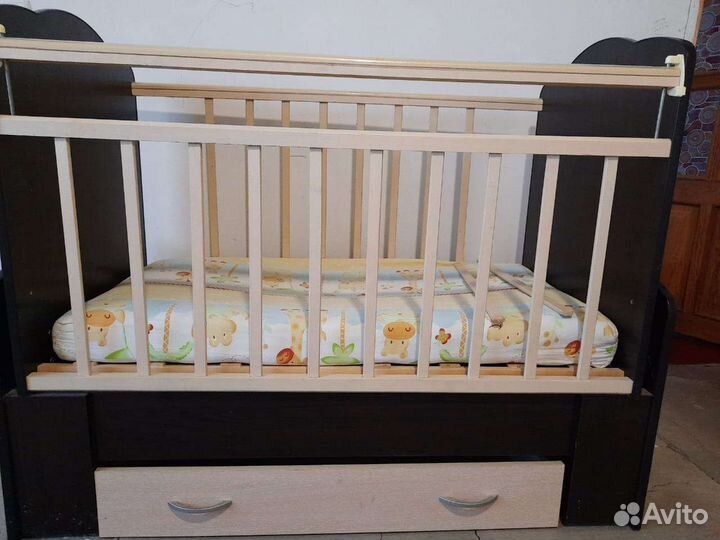 Детская кроватка с маятником и ящиком для белья