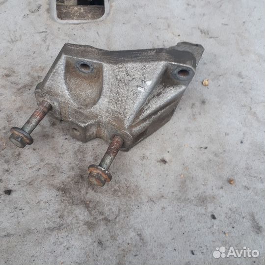 Кронштейн крепления МКПП Шкода Октавия тур (А4U1)