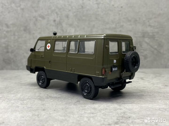 Коллекционная модель УАЗ-3972 санитарный 1:43