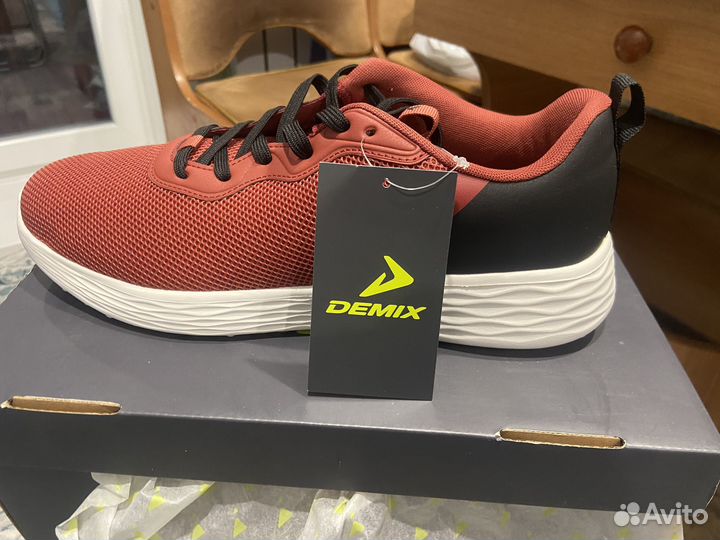 Продам кроссовки demix