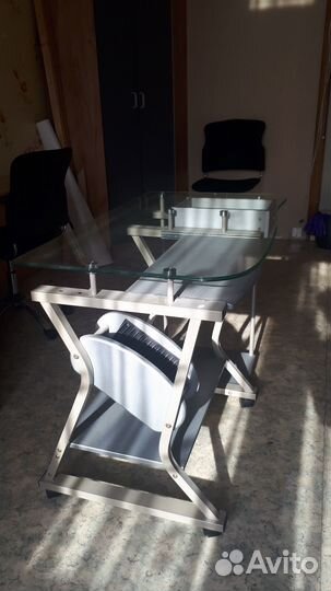 Письменный стол со стеклянной столешницей