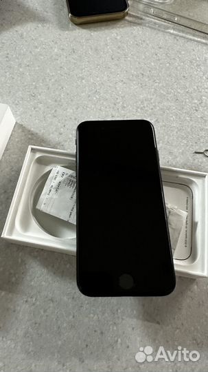 iPhone SE, 64 ГБ