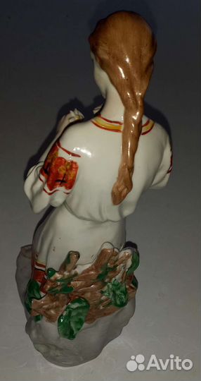 Фарфоровая статуэтка. Девушка с ромашкой