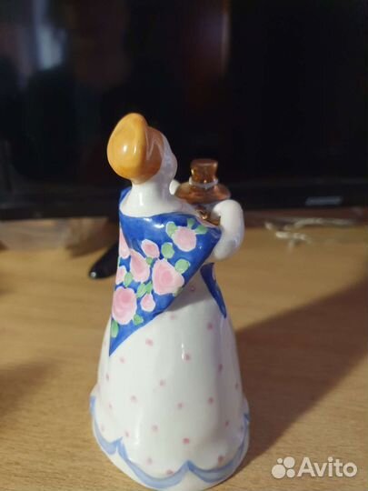 Статуэтка девушка с самоваром. Дулево