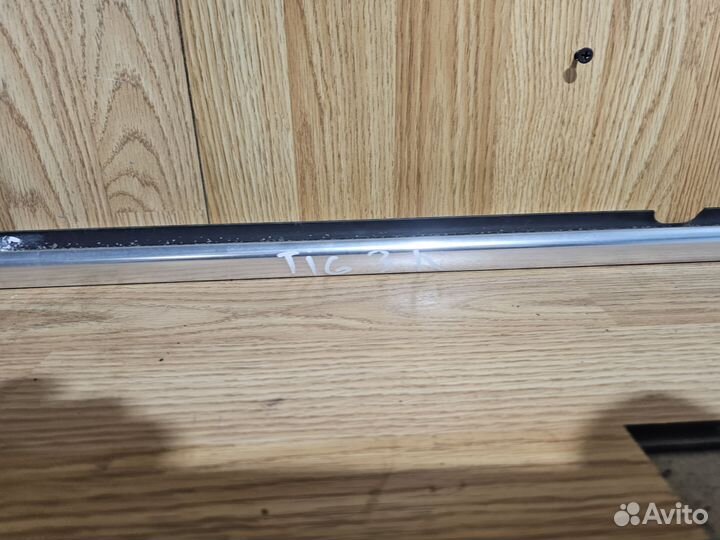 Молдинг стекла задний левый Volkswagen Tiguan