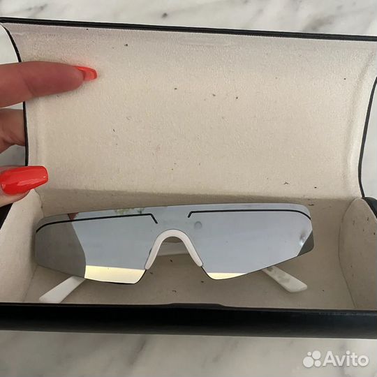 Солнцезащитные очки стильные