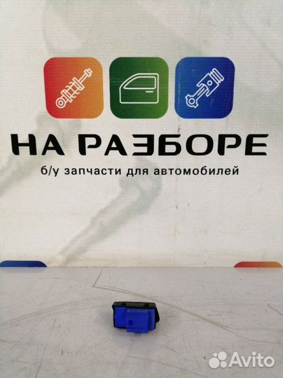 Кнопка центрального замка передняя правая