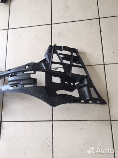 Кронштейн переднего бампера правый Mercedes W211