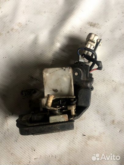 Замок двери задний левый Toyota Cresta GX90 1GFE