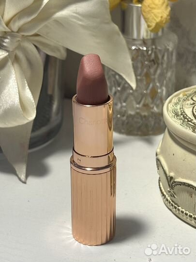 Charlotte Tilbury помада pillow talk