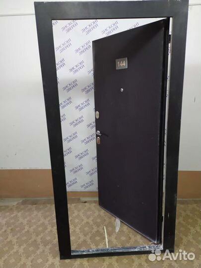 Металлическая внутреннего открывания б/у