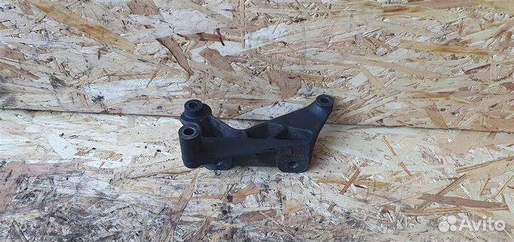 Кронштейн двигателя правый Opel Corsa D 2006-2015