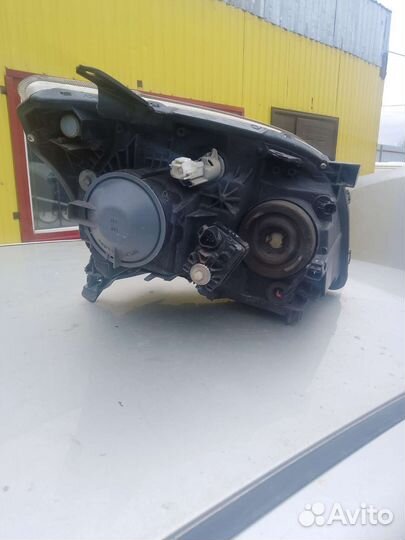 Фара Тойота Авенсис т250 рестайлинг оригинал