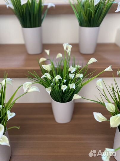 Искусственные цветы в горшках