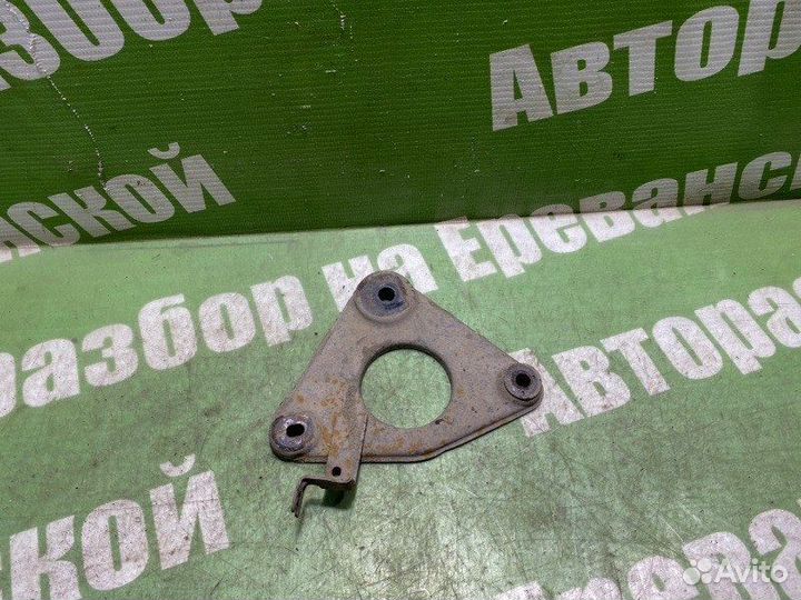 Кронштейн подрамника правый Nissan Primera TP12