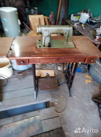 Швейная машина Kohler в тумбе