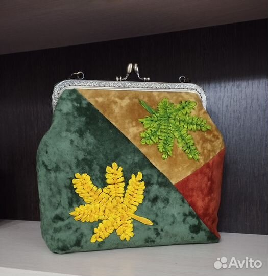 Сумка женская с вышивкой и фермуаром