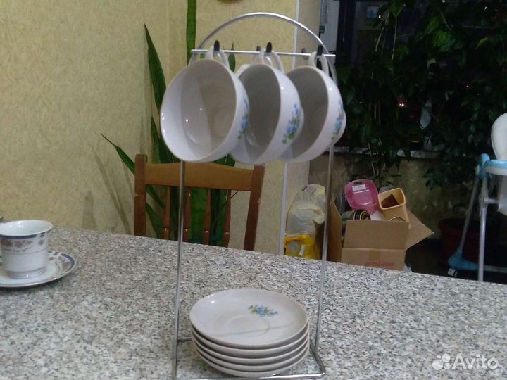 Чайные чашки с блюдцами на подставке