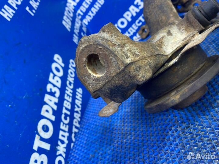 Передний левый поворотный кулак Audi A6C5 седан