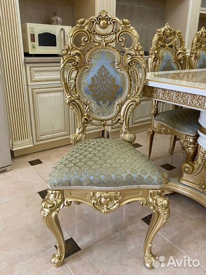 Стол и стулья