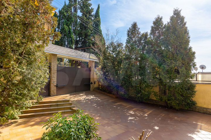 Дом 350 м² на участке 9 сот.