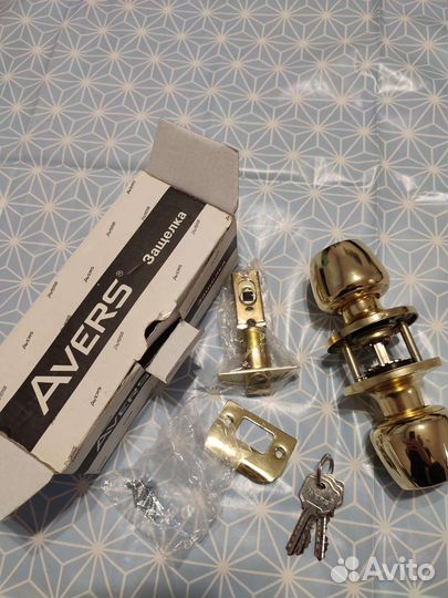 Дверная ручка Avers с замком и защёлкой