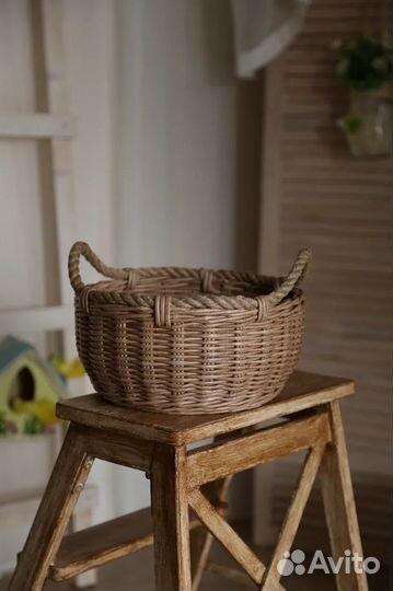 Хозяйственная плетеная корзина 