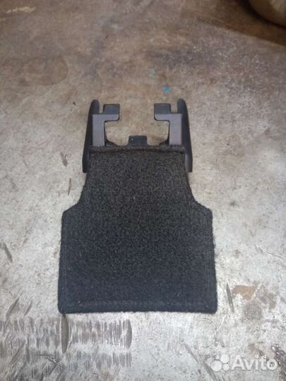 Заглушка салазок задних сидений